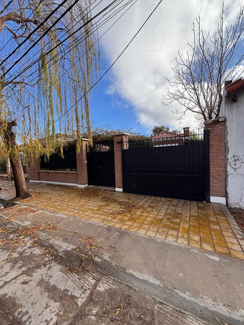 ALQUILER CASA EN CAPITAL GRAN PARQUE DE CATEGORIA APTA COMERCIAL