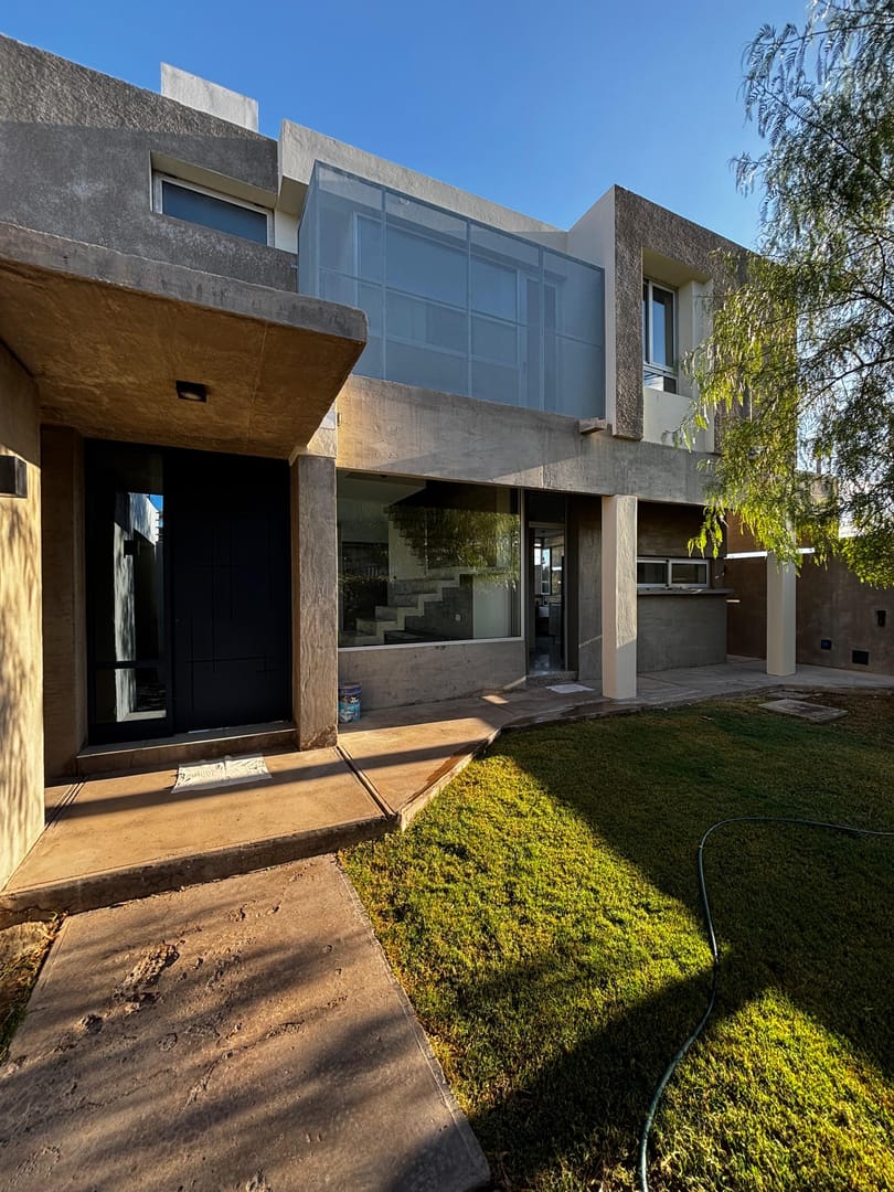 ALQUILER CASA EN SANTA LUCIA BARRIO PRIVADO PILETA 3 DORMITORIOS