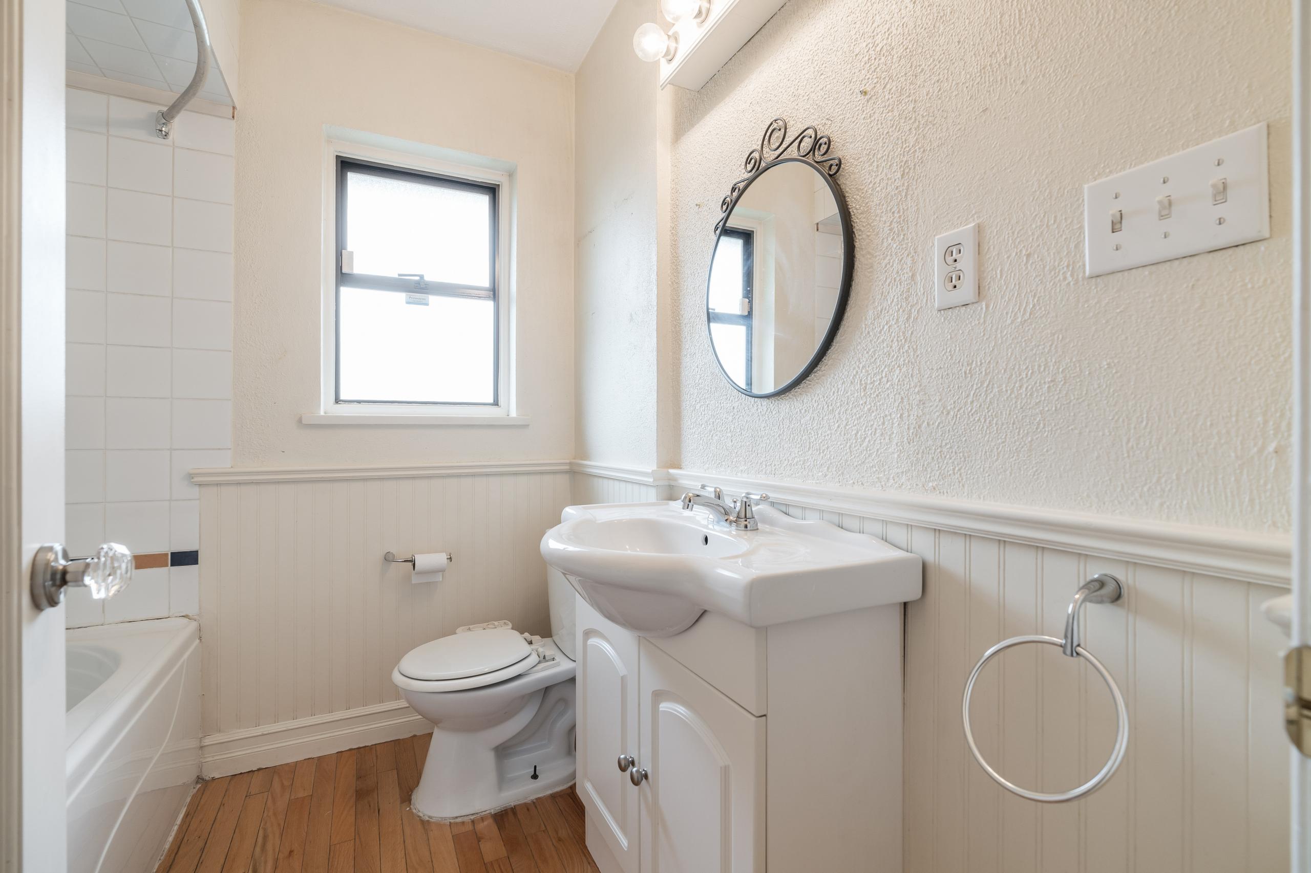 993 Friar Crescent, North Vancouver listing image