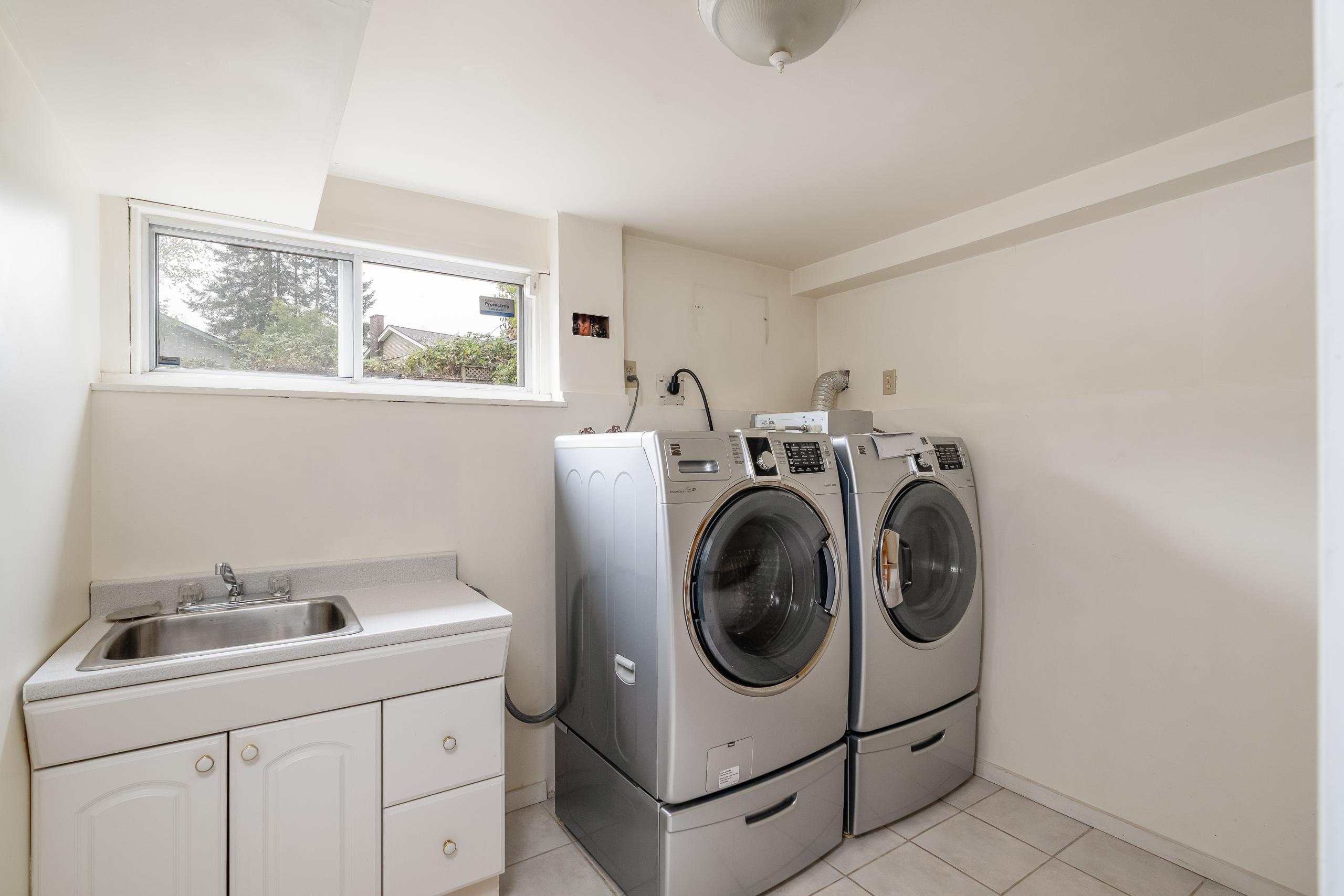 993 Friar Crescent, North Vancouver listing image