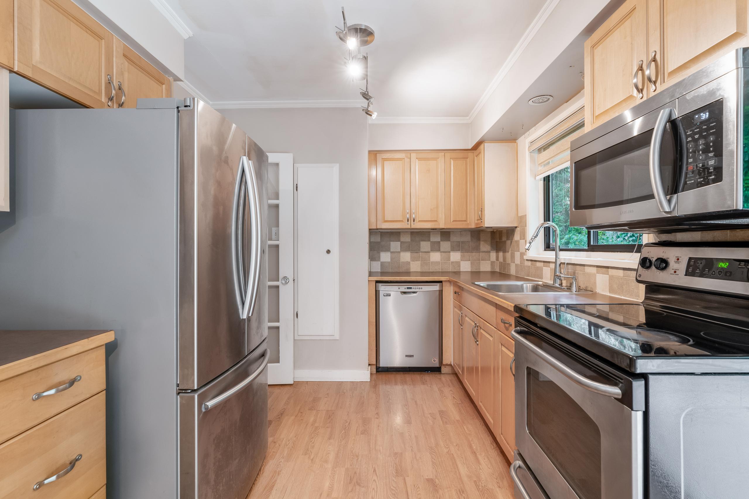 993 Friar Crescent, North Vancouver listing image