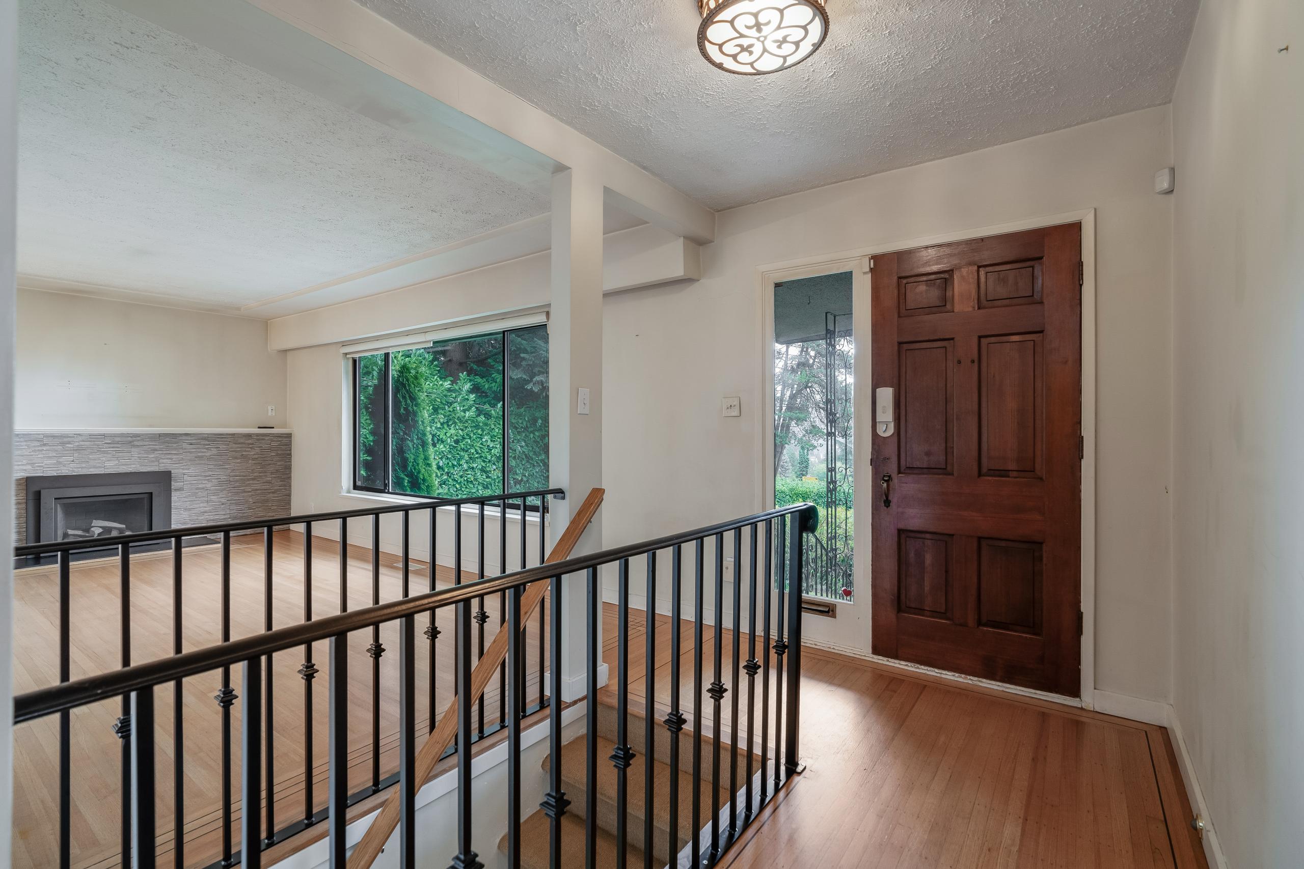 993 Friar Crescent, North Vancouver listing image