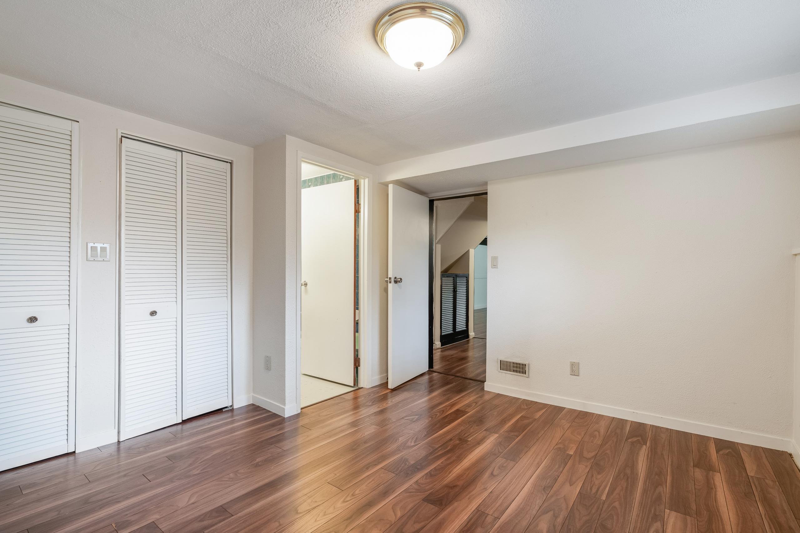 993 Friar Crescent, North Vancouver listing image