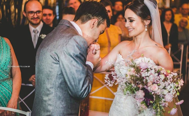 dog crashes a wedding