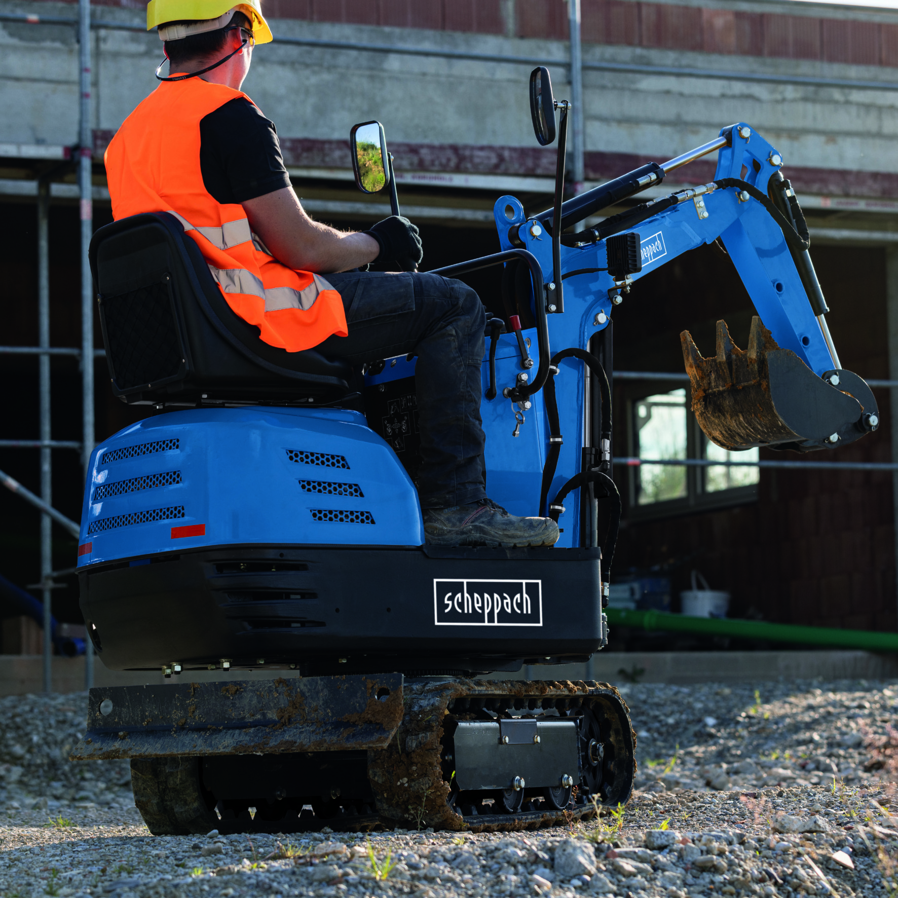 Mini Excavadora 8.5HP Orugas Scheppach - Alcance 2330mm, Miniexcavadora — vista lateral