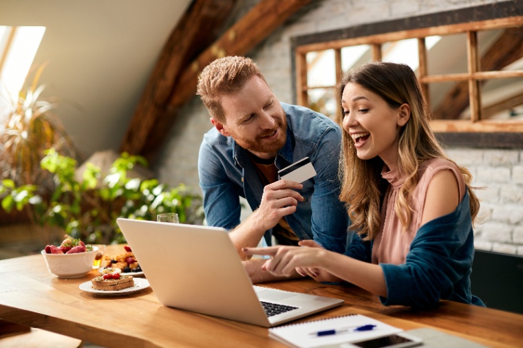 0_casal-feliz-se-divertindo-enquanto-faz-compras-online-em-casa.jpg
