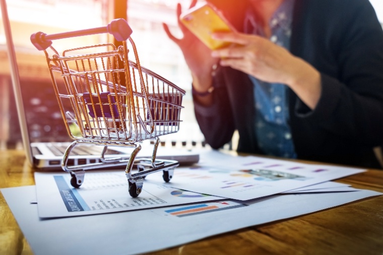 3_imagem-recortada-da-mulher-que-fornece-informacoes-sobre-cartoes-e-chave-no-telefone-ou-laptop-enquanto-faz-compras-line.jpg
