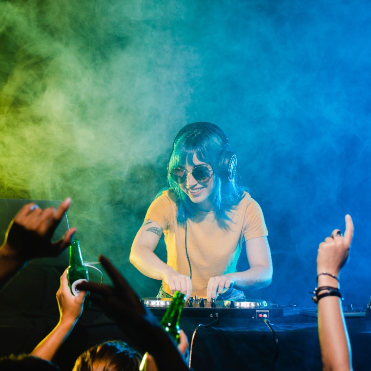 0_dj-feminino-feliz-divertido-grande-multidao.jpg