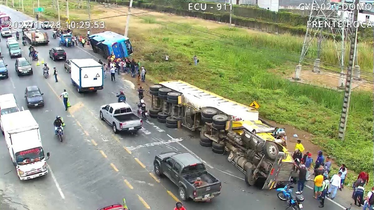 Noticia: Accidente de tránsito entre bus y camión dejó heridos en la vía Daule Accidente de tránsito entre bus y camión dejó heridos en la vía Daule