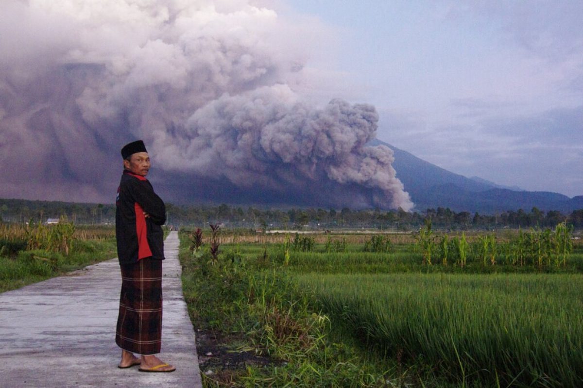 Noticia: Indonesia evacúa a cerca de 2.000 personas por erupción del volcán Monte Semeru Indonesia evacúa a cerca de 2.000 personas por erupción del volcán Monte Semeru