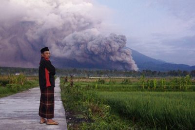 Imagen de Indonesia evacúa a cerca de 2.000 personas por erupción del volcán Monte Semeru