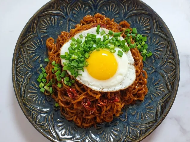 Shin-pagetti: Shin Ramyun + Chapagetti, Soup and Sauce in One Bowl