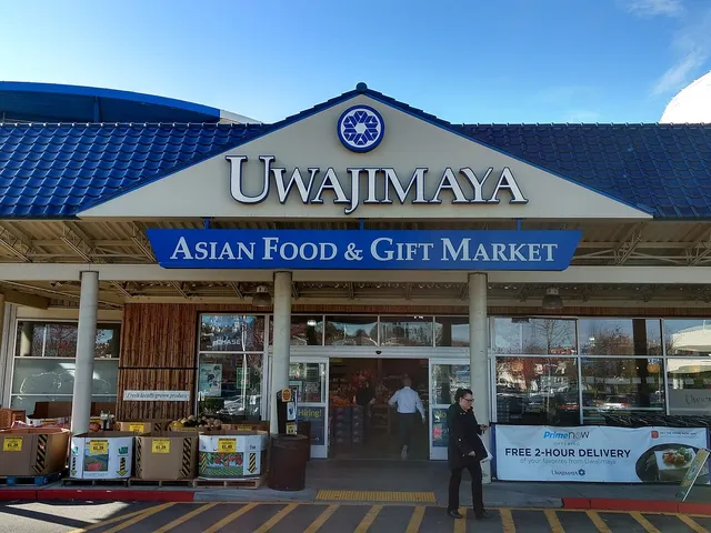 Uwajimaya Bellevue storefront