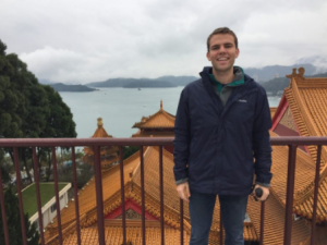 NSLI-Y alumni pictured in front of traditional Taiwanese architecture.