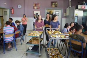NSLI-Y students handing out snacks