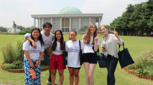 NSLI-Y alumna leads students on a tour