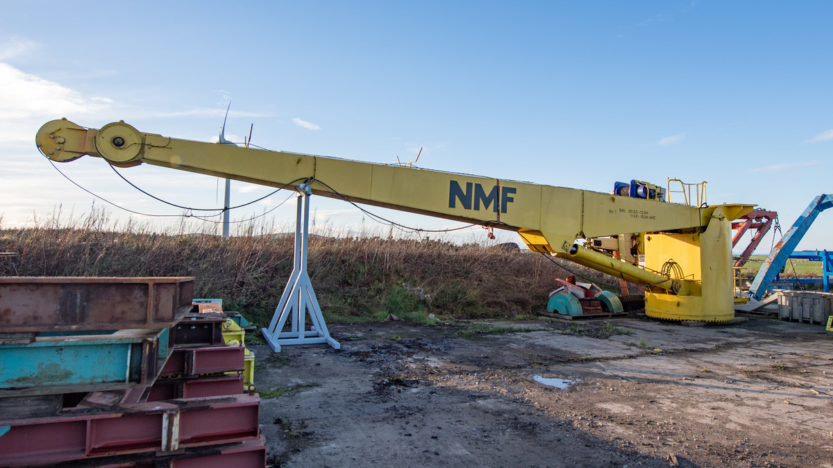 2560-20t-ahc-nmf-cargo-crane_1