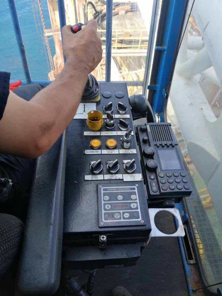 2584-huisman-120t-kingpost-crane_3