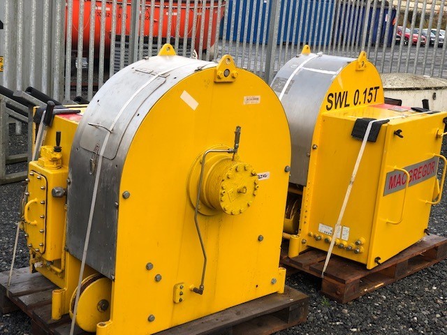 2607-0-15-t-macgregor-man-riding-winches_2