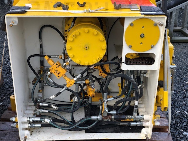 2607-0-15-t-macgregor-man-riding-winches_4