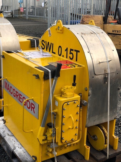 2607-0-15-t-macgregor-man-riding-winches_7