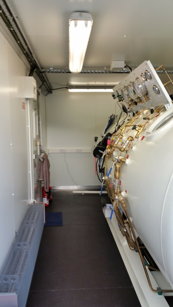 3313-60-containerised-decompression-chamber_7