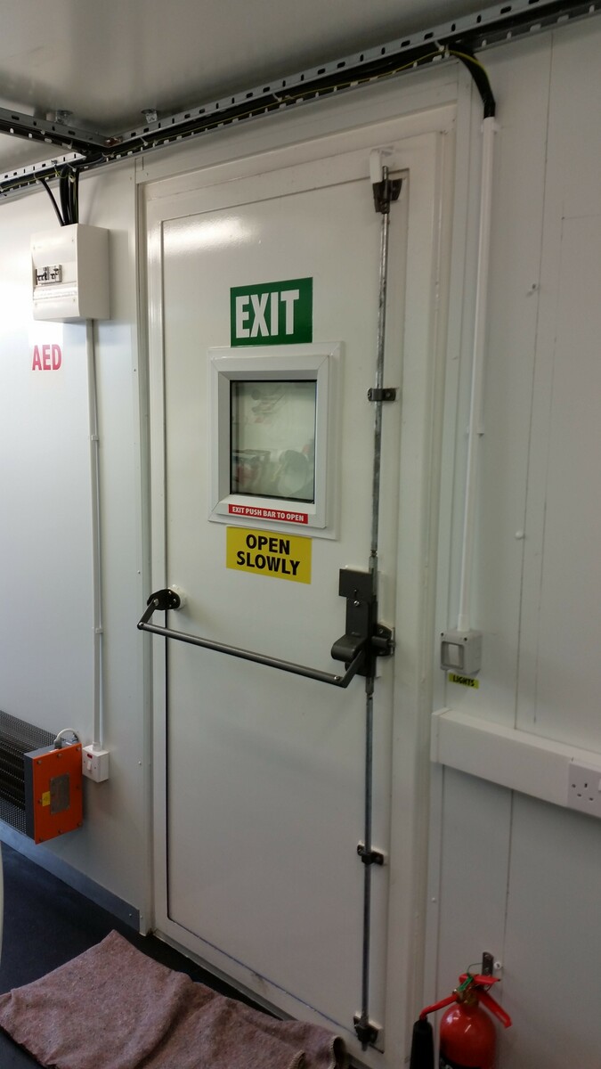 3313-60-containerised-decompression-chamber_9