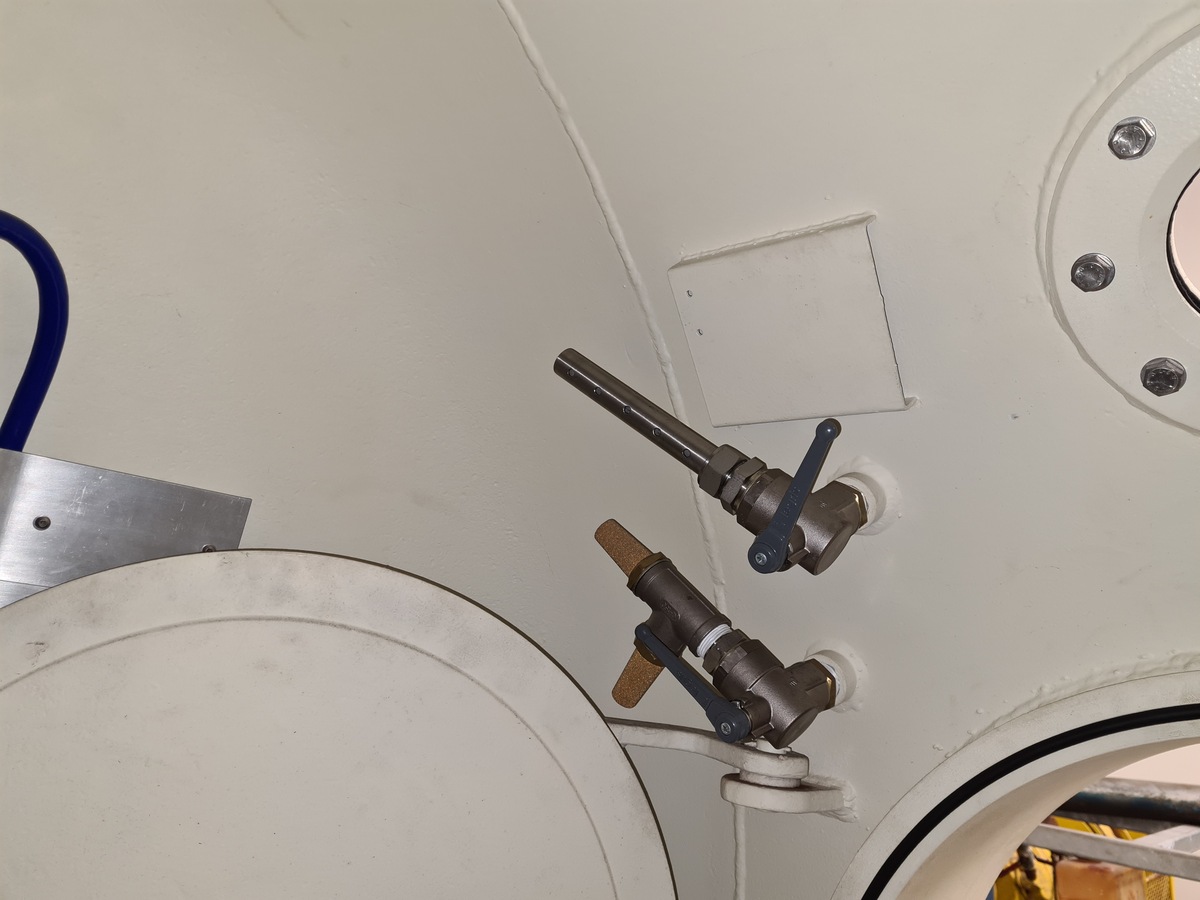 2105-1-8m-diving-decompression-chamber-ddc_13