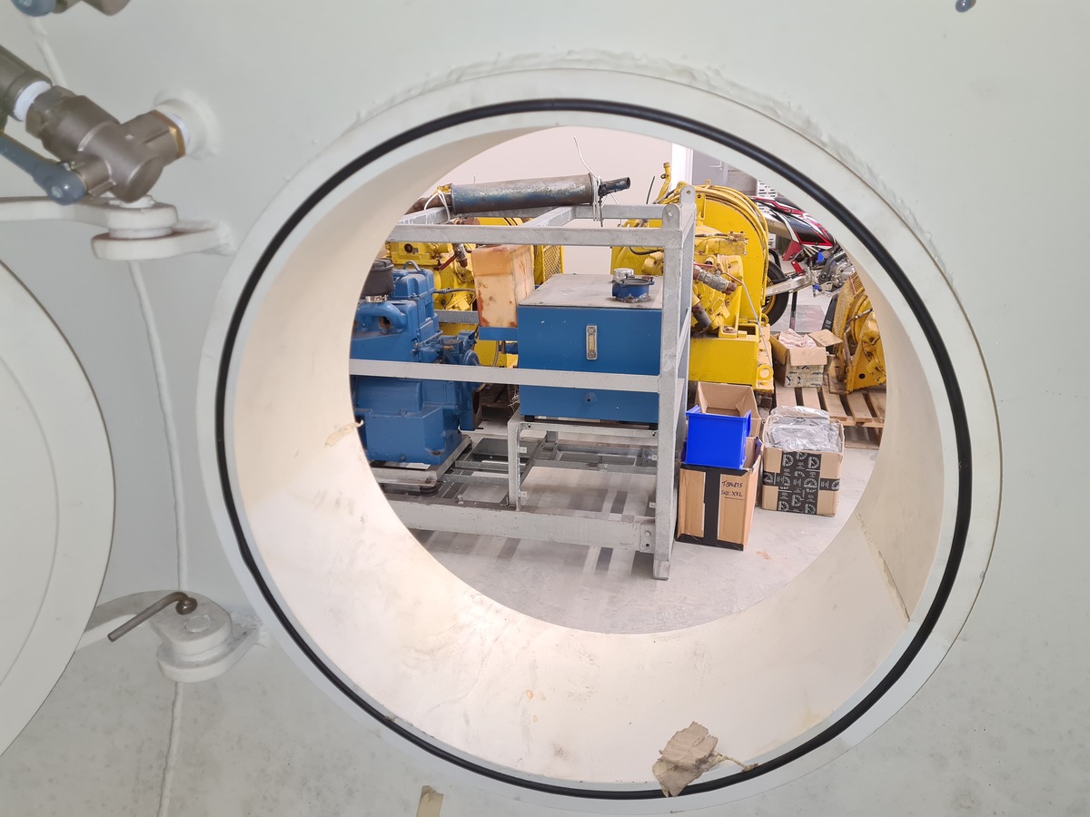 2105-1-8m-diving-decompression-chamber-ddc_5