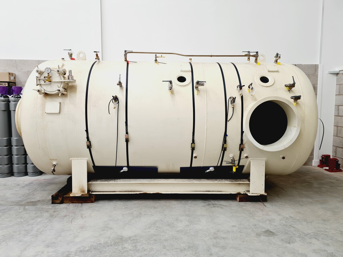 2105-1-8m-diving-decompression-chamber-ddc_1