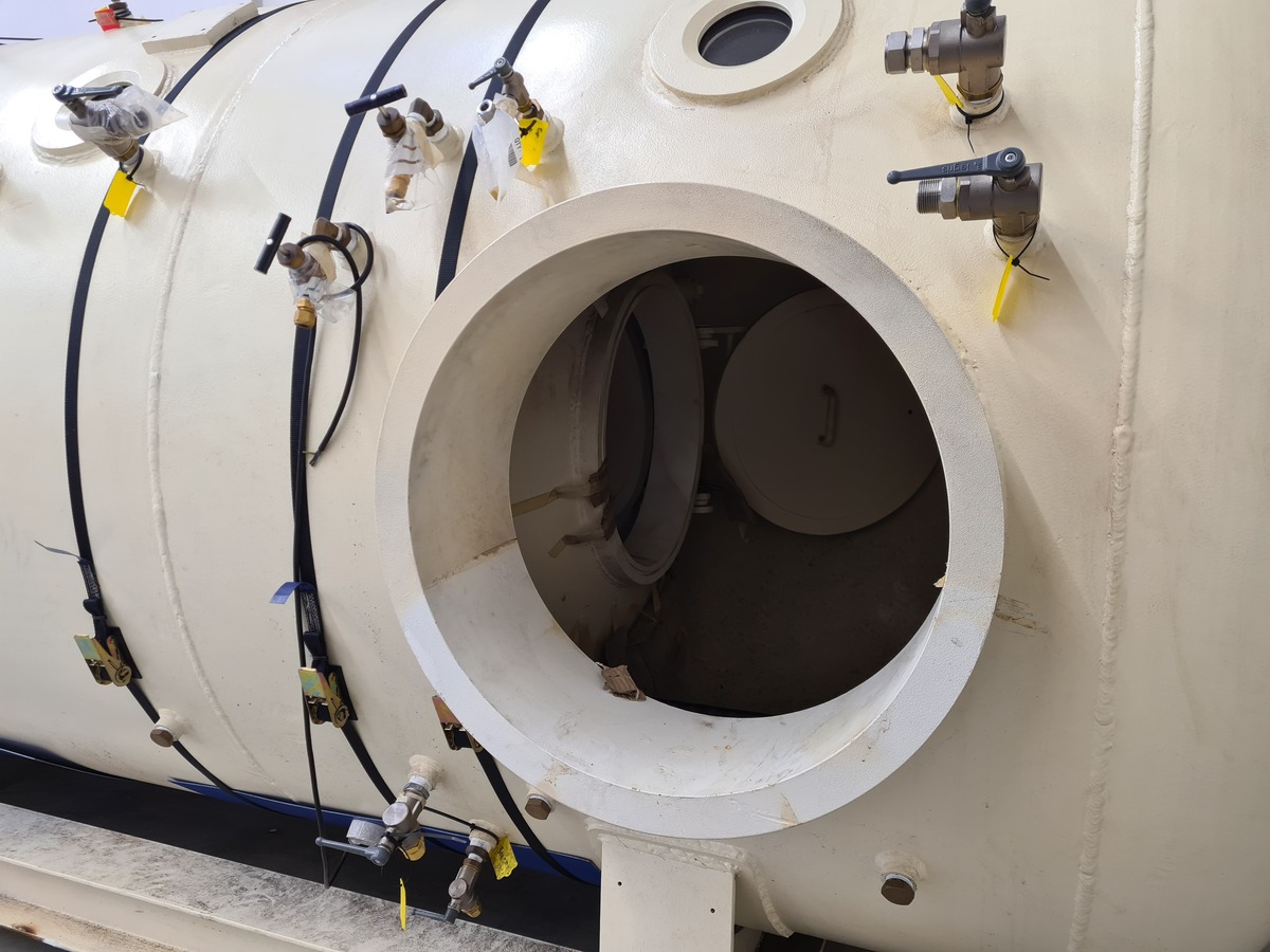 2105-1-8m-diving-decompression-chamber-ddc_11