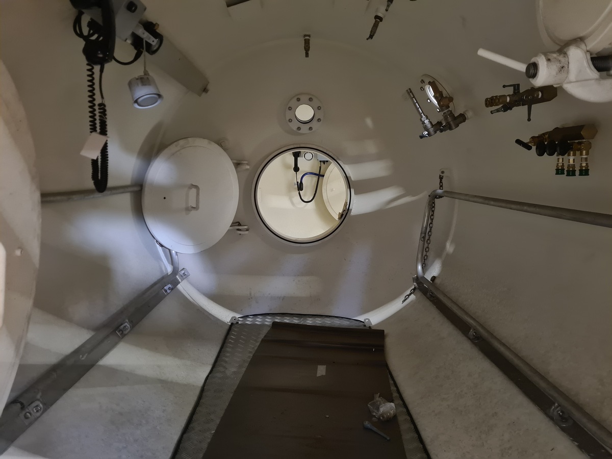 2105-1-8m-diving-decompression-chamber-ddc_17