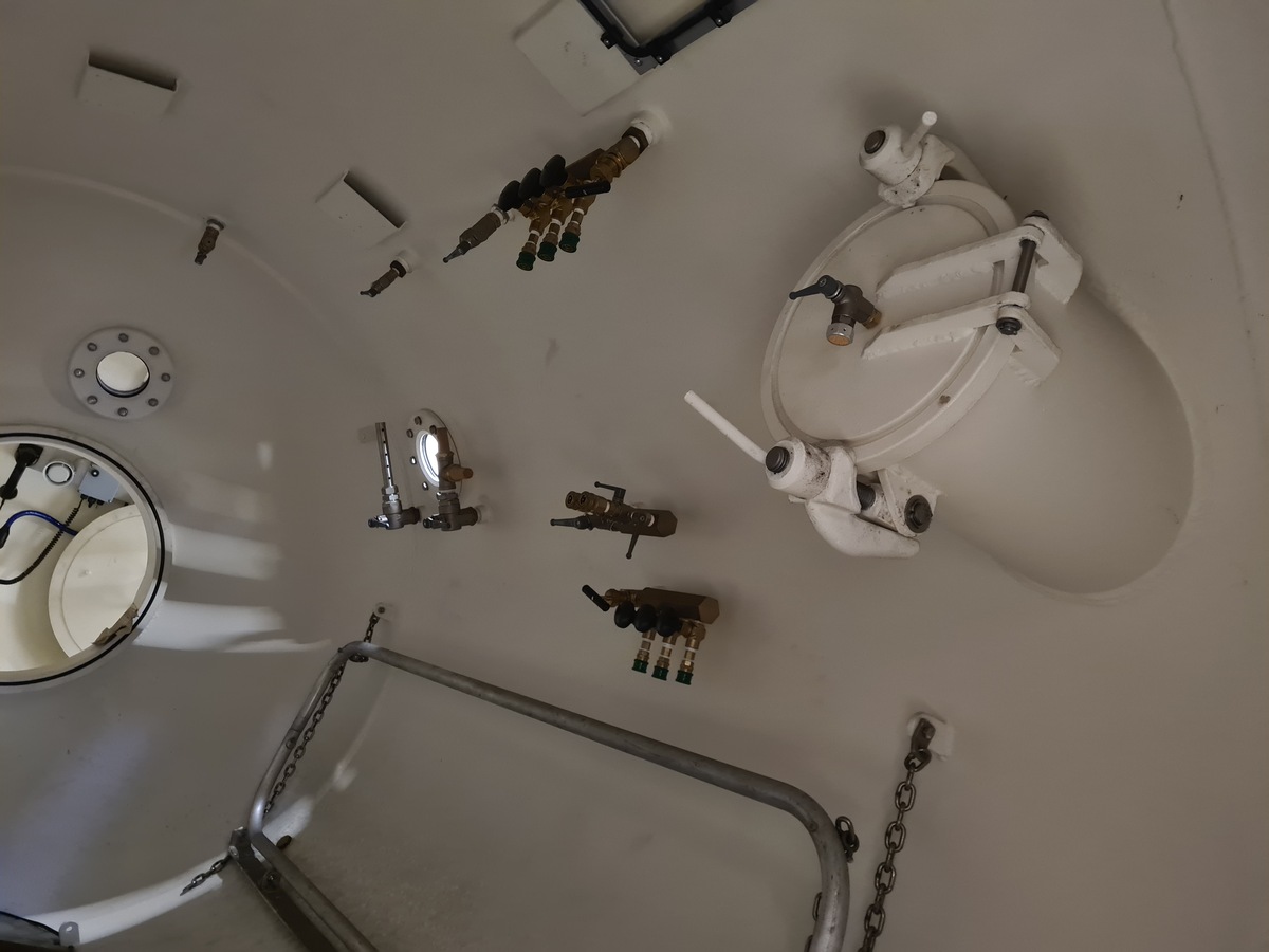 2105-1-8m-diving-decompression-chamber-ddc_8