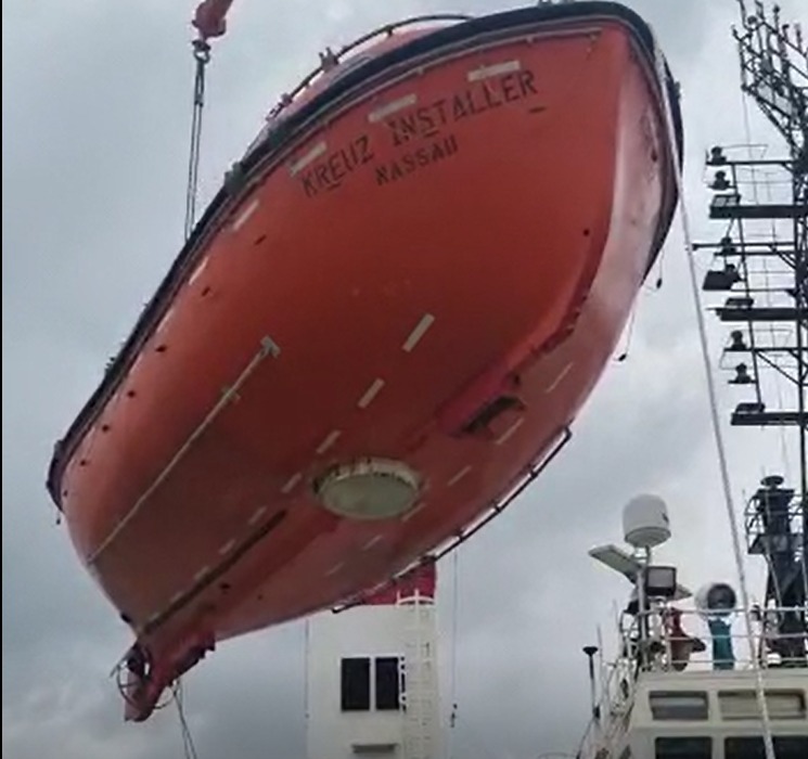 3455-self-propelled-hyperbaric-lifeboat_3