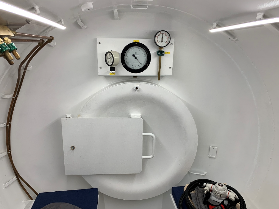 3521-1-8m-containerised-hyperbaric-chamber_2