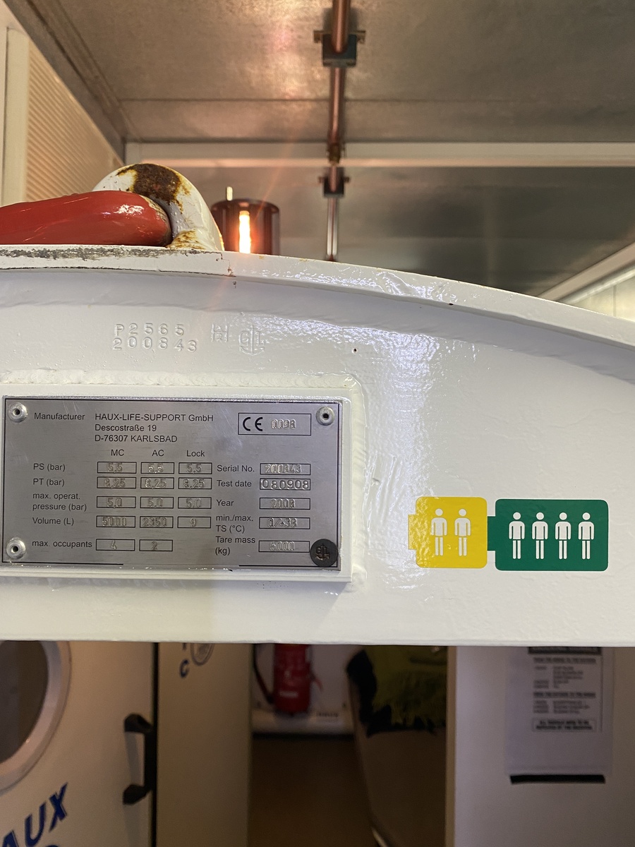 3729-haux-diver-deck-decompression-chamber_3