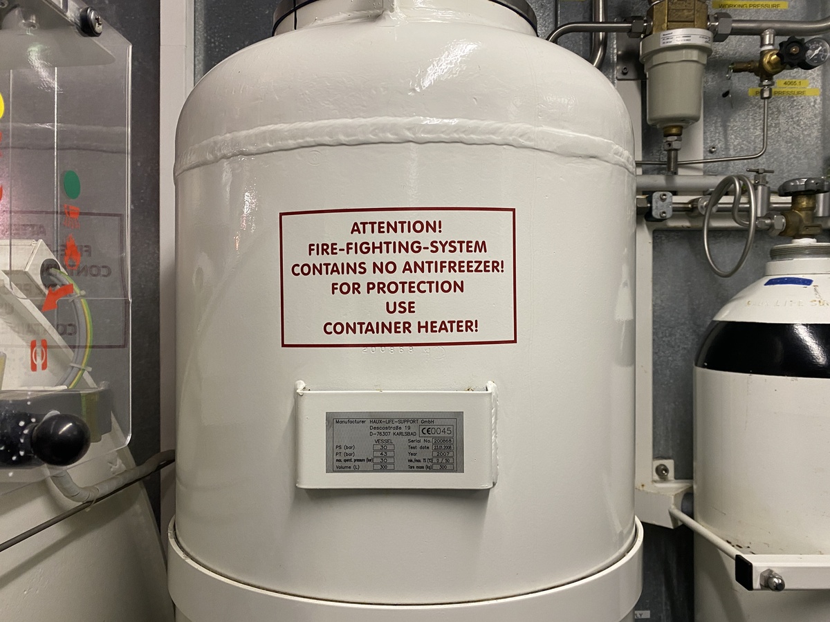 3729-haux-diver-deck-decompression-chamber_2