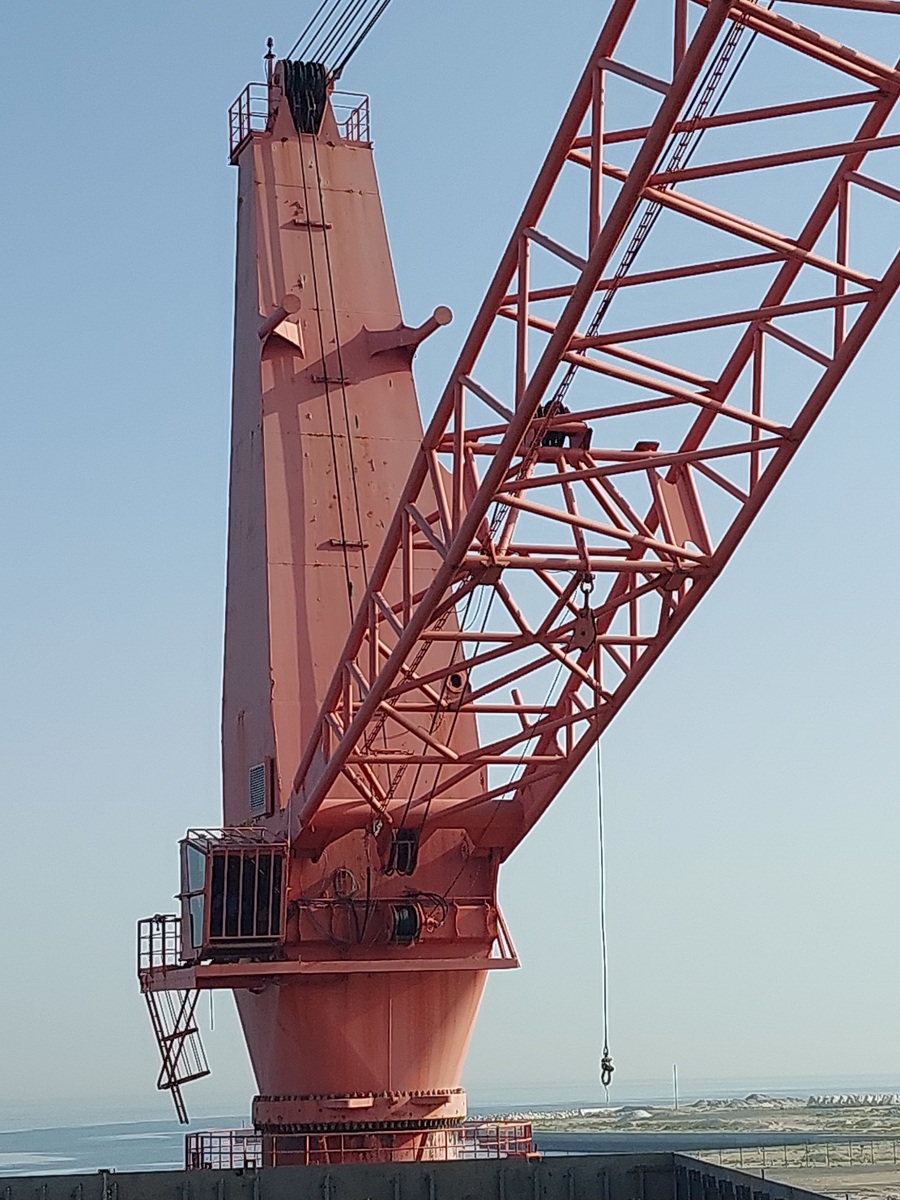 3930-300t-pedestal-mounted-offshore-crane_1