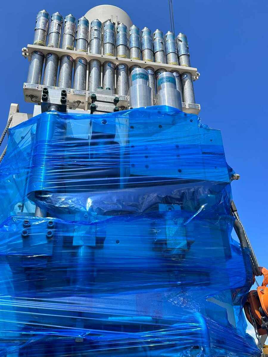 3935-nov-112-line-multiplexer-pod-stand_4