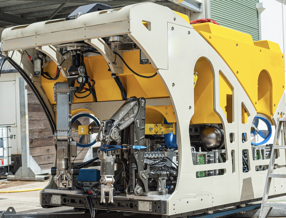 3932-6-000m-rated-100hp-rov_1