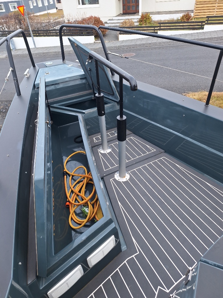 4060-axopar-28-cabin-boat_17