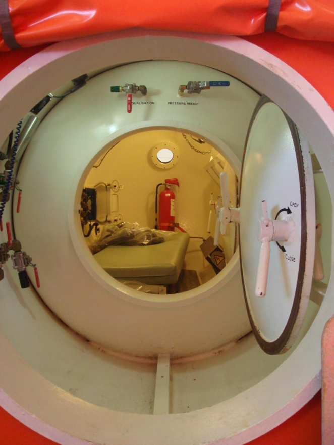 4426-20ft-containerised-decompression-chamber_1