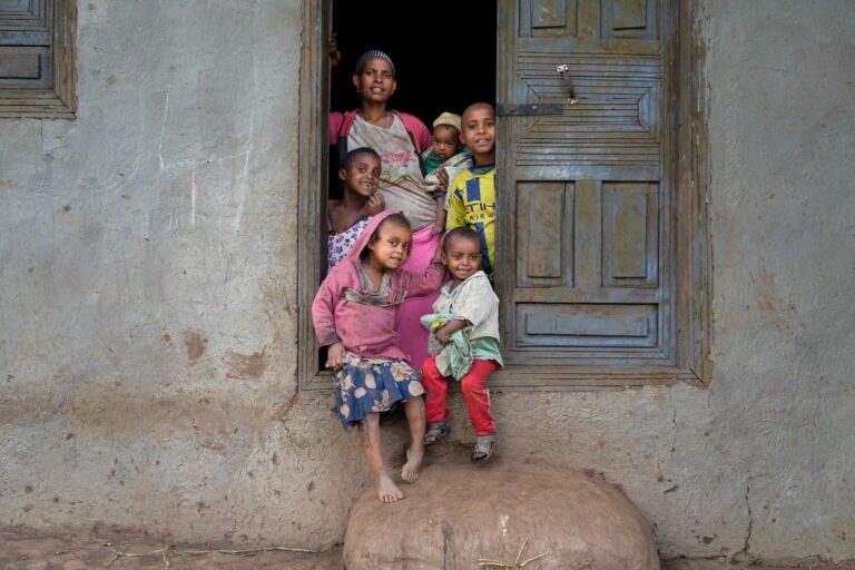 Abiso Tegene with his family DSC05672