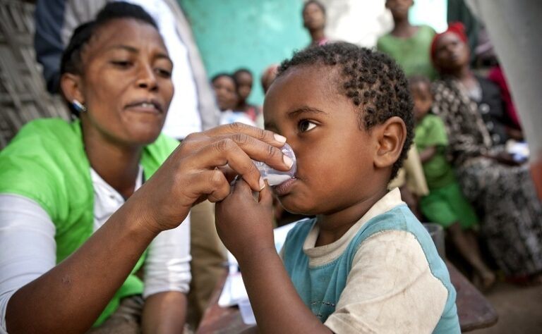 Ethiopia 2013 C Bugbee Kat Zone Kadida Gamela Woreda Adilo Village Mda Distribution Child Gets Zithomax