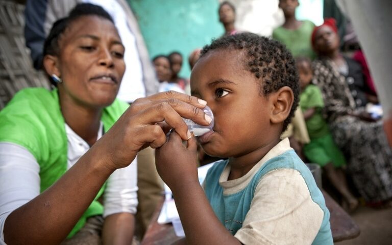 Ethiopia 2013 C Bugbee Kat Zone Kadida Gamela Woreda Adilo Village Mda Distribution Child Gets Zithomax