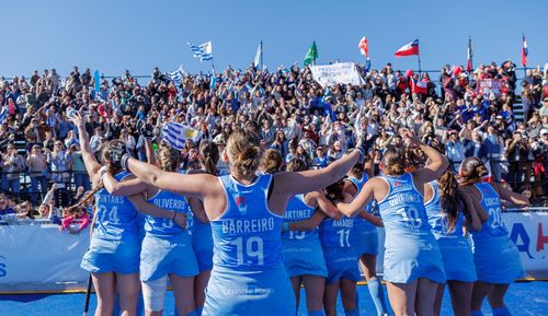 Uruguay hace historia, Canadá se mantiene firme