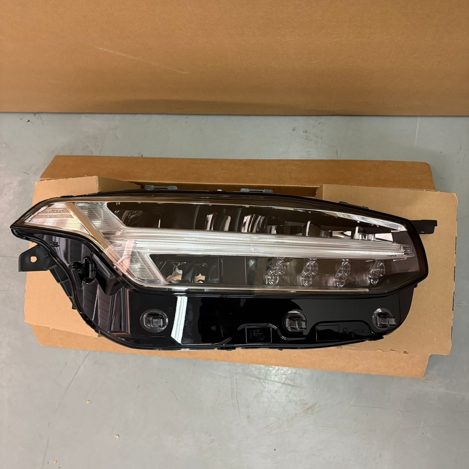 Farol LED direito Volvo XC90
