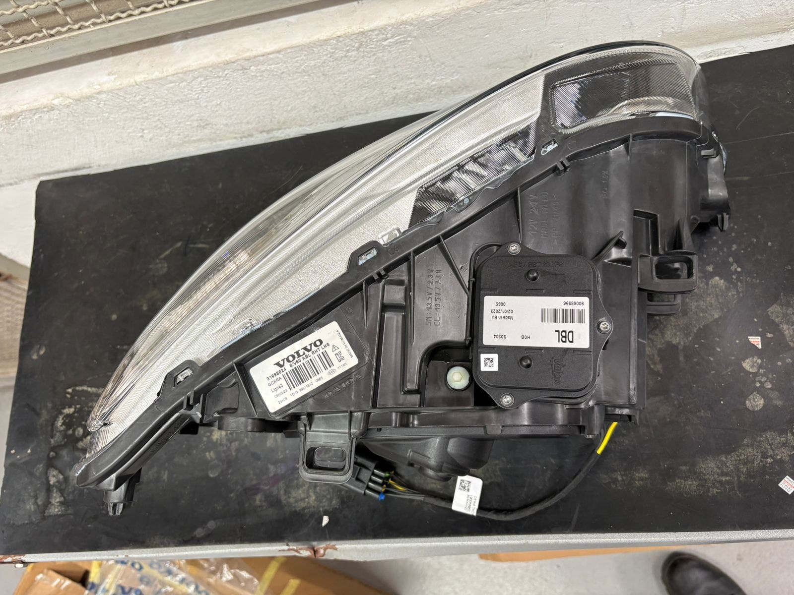 Farol dianteiro esquerdo - VOLVO - 31698824