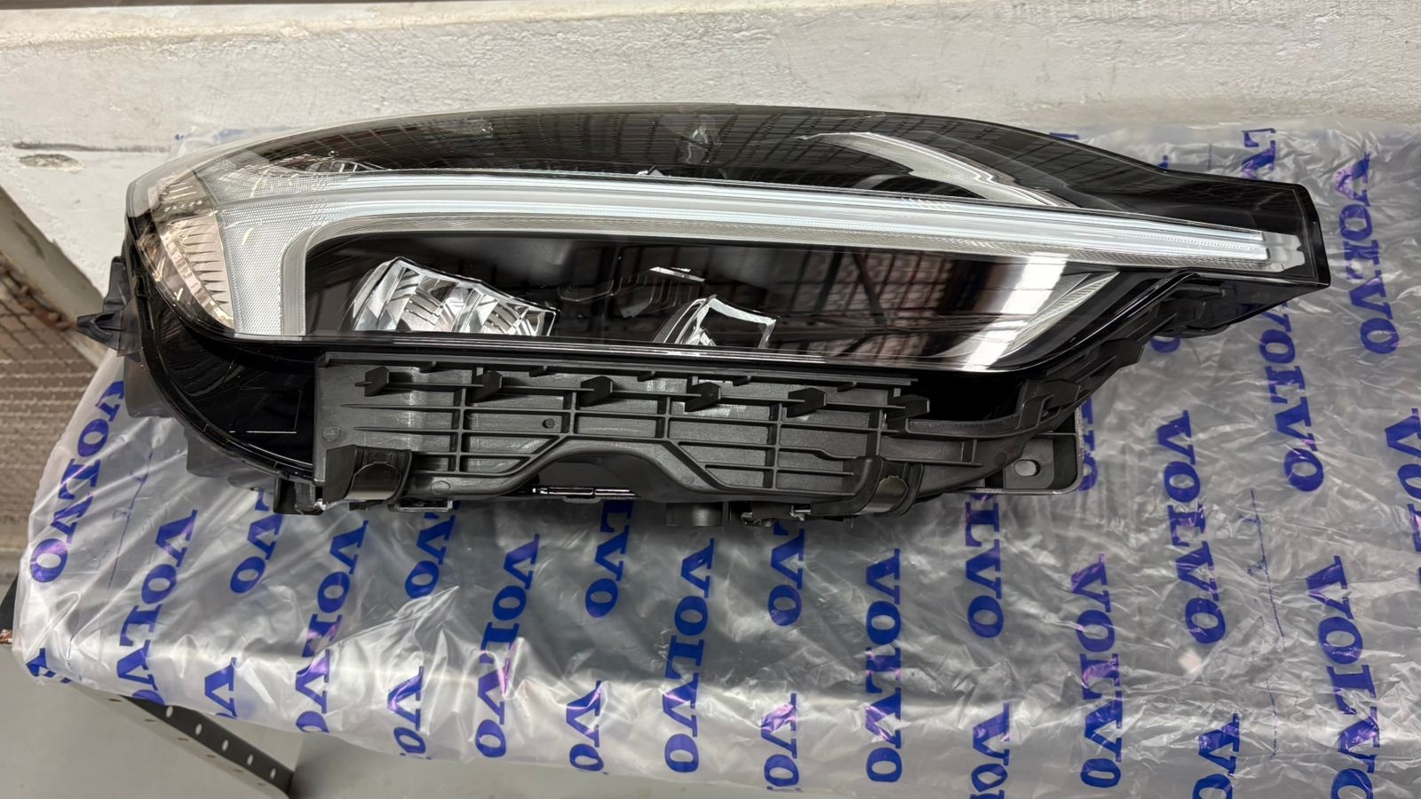 Farol dianteiro direito - VOLVO - 31656555