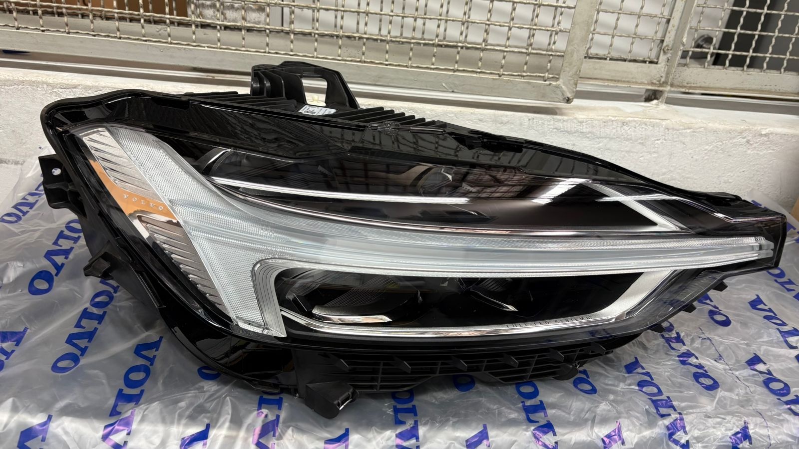 Farol dianteiro direito - VOLVO - 31656555